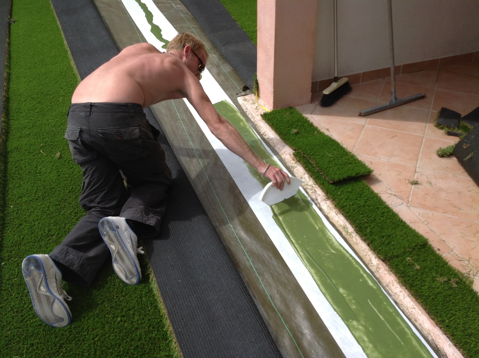 Encollage des lés gazon synthétique